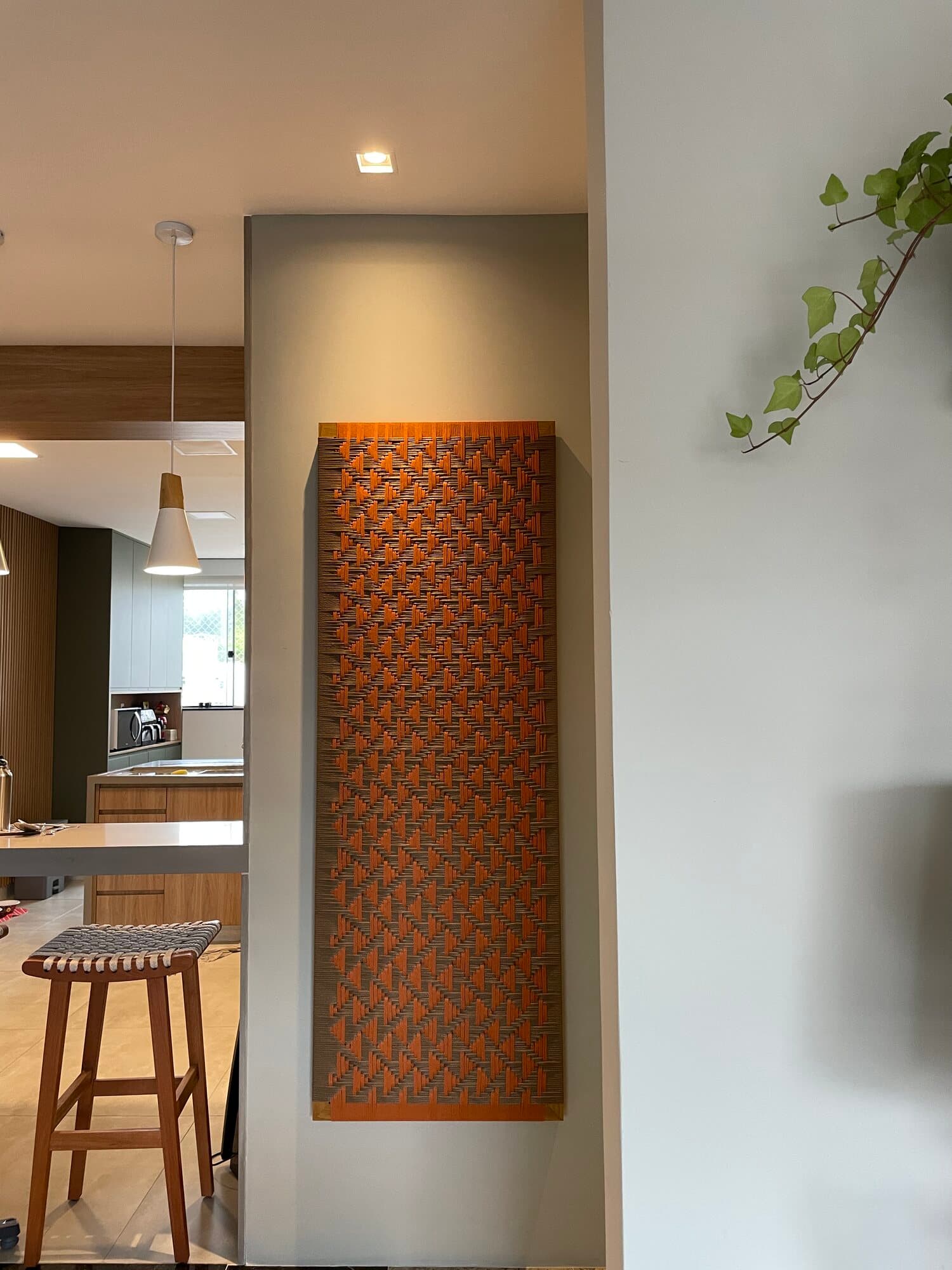 Painel de tramado autoral Patuá integrado à parede